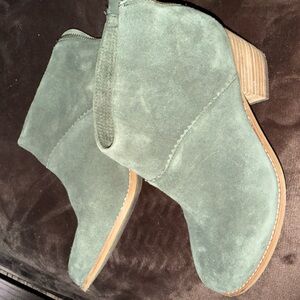 Tom’s green suede mini boot